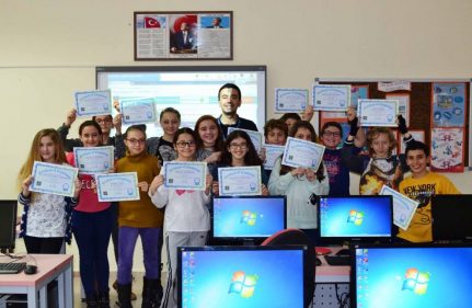 GELECEĞİN MUCİTLERİ YAZILIM EĞİTİMİ (CODE STUDİO) SERTİFİKALARINI ALDILAR