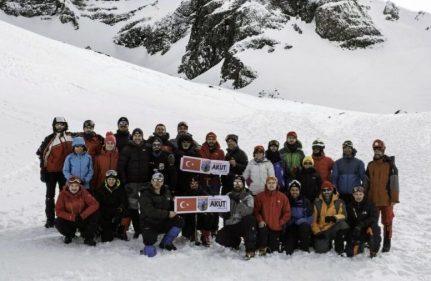 AKUT (Arama Kurtarma Derneği), Kış Dağcılığı eğitimini bu yıl ÇEK ÖZEL 3 MART EĞİTİM KURUMLARI ev sahipliğinde başarıyla tamamladı.