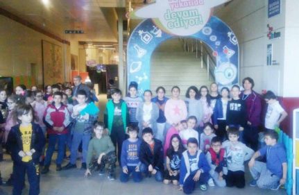3 MART ÖĞRENCİLERİ, BİLİMİN SERÜVENE DÖNÜŞTÜĞÜ "BİLİM VE TEKNOLOJİ MERKEZİ"İNDEYDİ