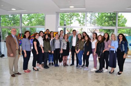 KIR ÇİÇEKLERİ İLE SÜRDÜRDÜĞÜMÜZ ''SANATLA RENKLENDİRİYORUZ'' PROJEMİZİN SERGİ AÇILIŞINI GERÇEKLEŞTİRDİK