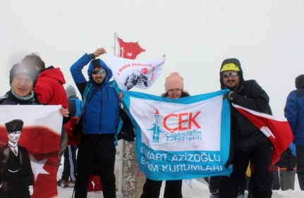 ULUDAĞ'IN ZİRVESİNDE ÇEK BAYRAĞI