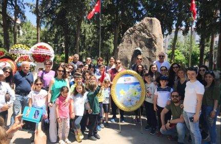 ANNELER GÜNÜ'NDE İZMİR'DE KABRİ BAŞINDA ZÜBEYDE HANIM'A ŞÜKRANLARIMIZI SUNDUK