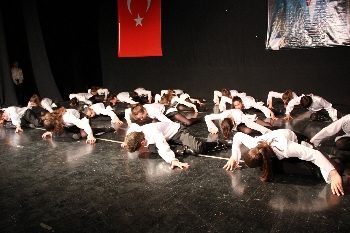 YIL SONU GÖSTERİSİNDE HALK OYUNLARI MODERN DANSLA BİRLEŞTİ