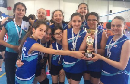 BİR BAŞARI DA VOLEYBOLCULARDAN