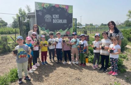 ANASINIFI ÖĞRENCİLERİMİZİN KENT BOSTANLARI GEZİSİ