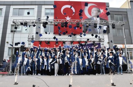 GENÇLERİN BÜYÜK BAŞARISI: 8. SINIF MEZUNİYET TÖRENİ COŞKUSU