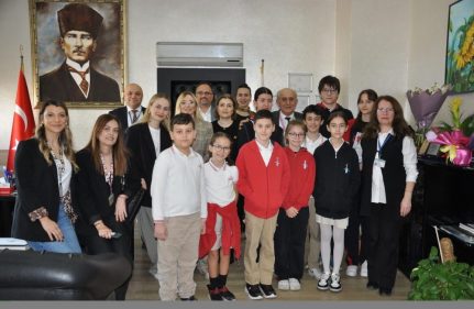3 MARTLI ÖĞRENCİLERDEN TIP BAYRAMI ZİYARETİ