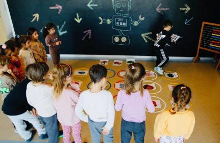 MİNİK KAŞİFLER KODLAMA PARKURUNDA EĞLENDİ