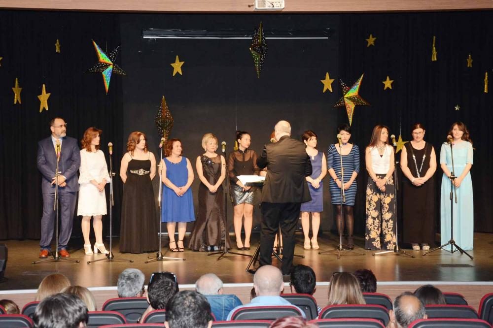 ÇOCUKLAR ANNELERLE SÖYLEDİ