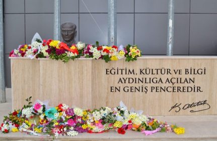 BİR DÜNYA LİDERİ: ATATÜRK