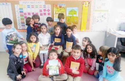 BİRİNCİ SINIFLARIMIZ ANAOKULUNDAKİ KARDEŞLERİNE KİTAP OKUDULAR