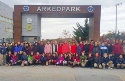 6.SINIFLAR AKTOPRAKLIK HÖYÜK ARKEOPARK GEZİSİ İLE TARİHE YOLCULUK YAPTILAR